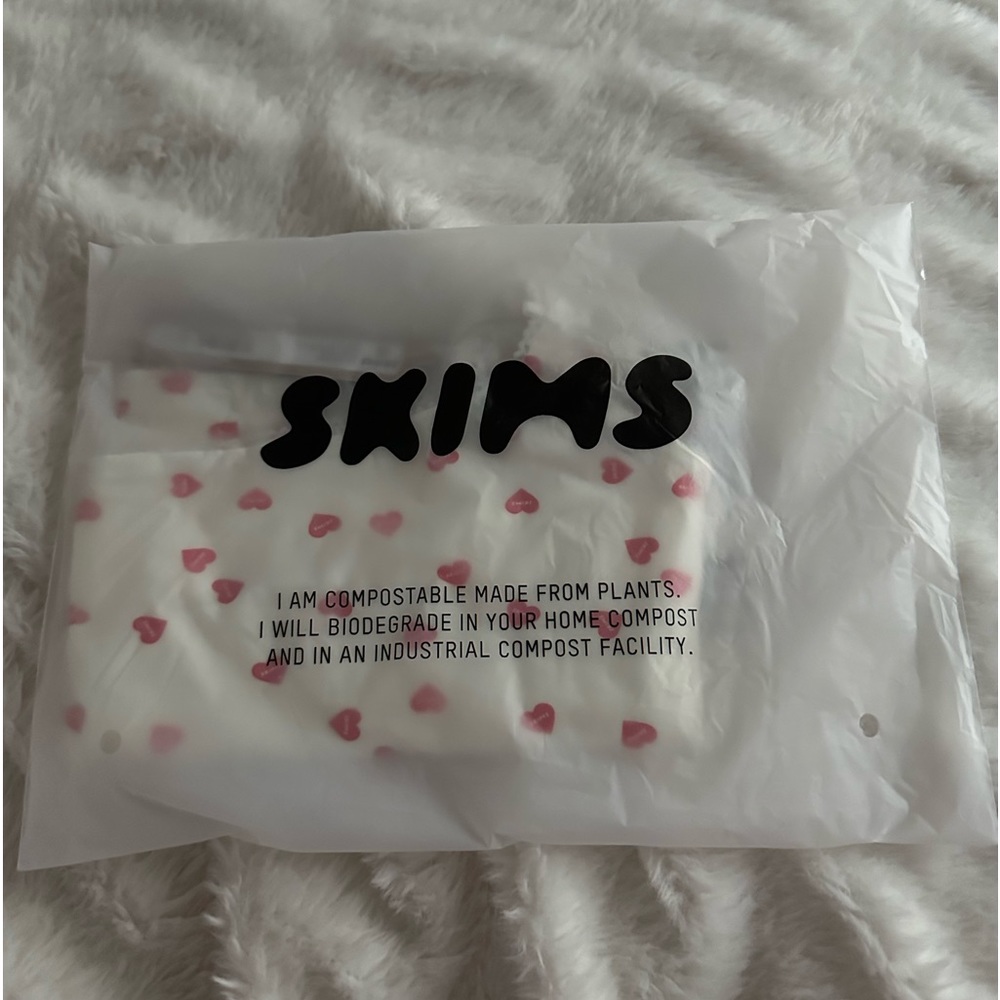 NWT SKIMS FITS EVERYBODY CROPPED CAMI IN RUBY HEART PRINT- size s